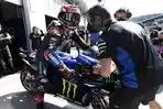 fabio-quartararo-dibantu-mekaniknya-saat-sesi-latihan-bebas.jpg