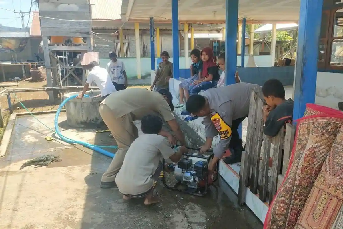 Tangan Polisi dan Warga Bersatu Saat Banjir Menerjang Pemukiman Warga Desa Longkoga Barat