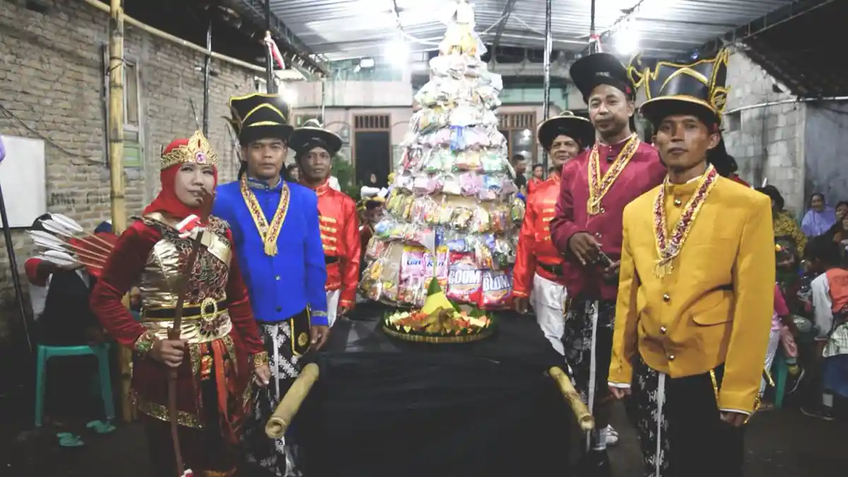 Warga Sebayu Sambut Tahun Baru dengan Kirab Budaya