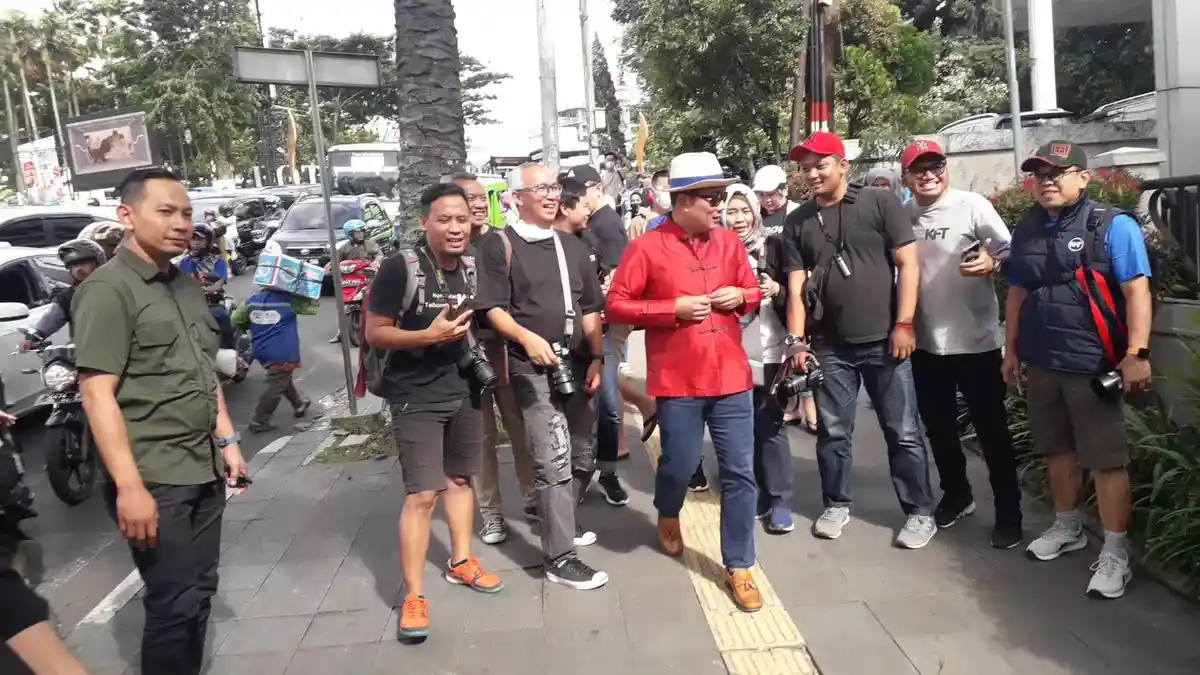 Terjebak Macet, Warga Tak Sadar Ada Gubernur Ridwan Kamil Jalan Kaki ke Acara CGM Kota Bogor