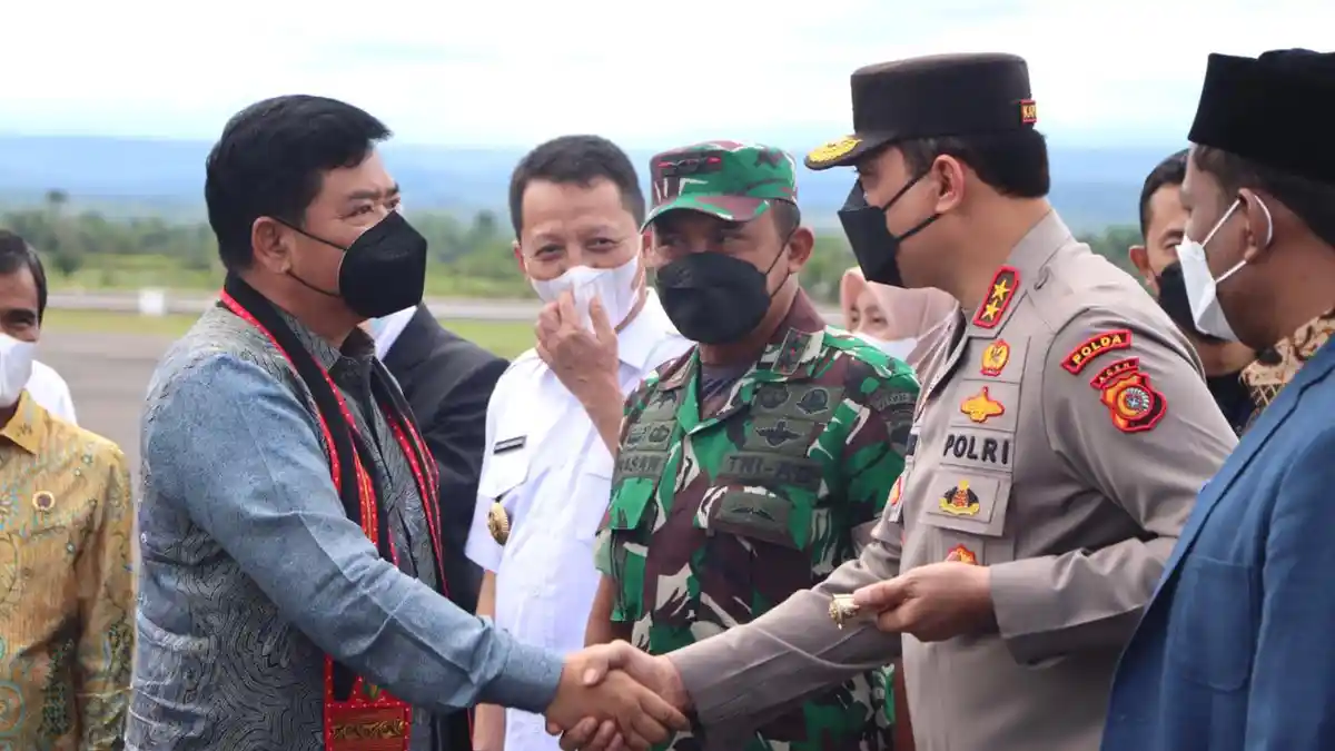 Kapolda Aceh Sambut Kedatangan Menteri ATR/BPN di Bandara Malikussaleh