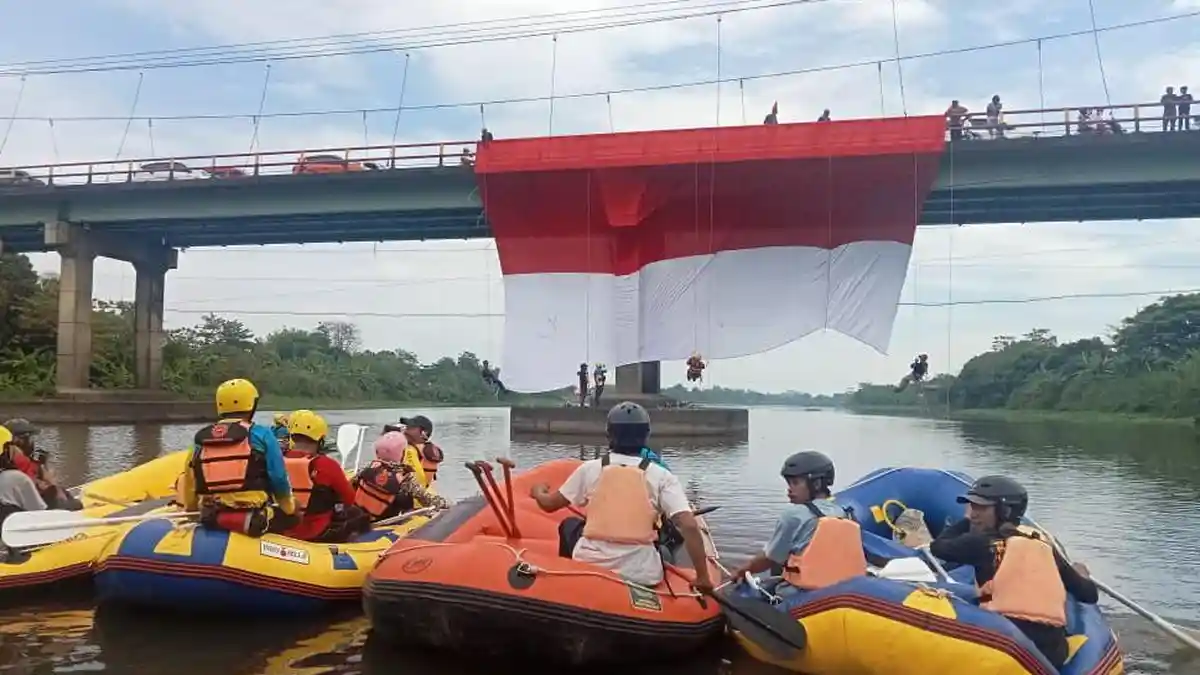 Penggiat Arung Jeram Bentangkan Bendera 20 Meter di Jembatan Kambara Sungai Jeneberang