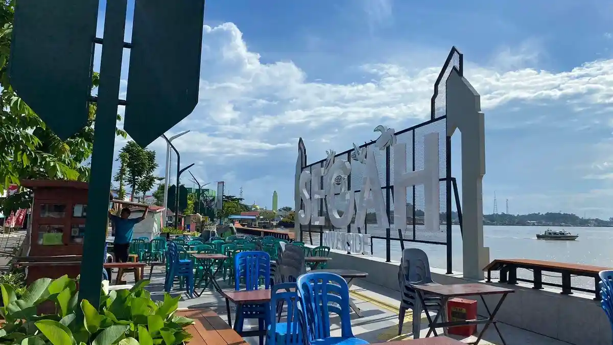 Bupati Sri Juniarsih Melarang PKL Berjualan di Depan Landmark Sungai ...