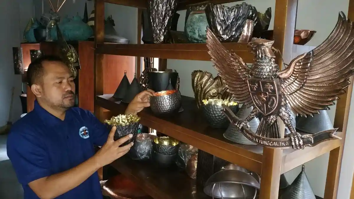 Gagal Kuliah, Kini Mansur Sukses Bawa Kerajinan Tembaga Tumang Boyolali Mendunia Beromset Miliaran