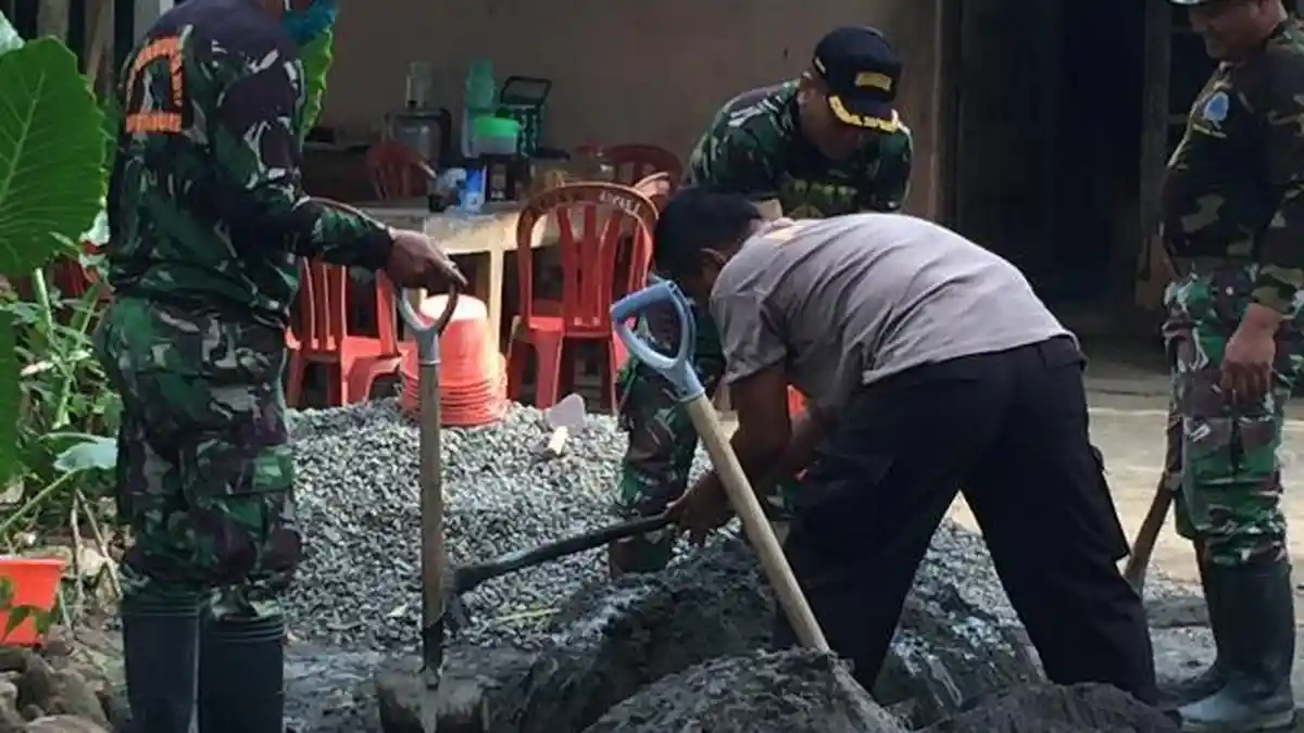 TNI Polri di Kebumen Bantu Bangun Rumah Khozim Ali yang Hangus Terbakar