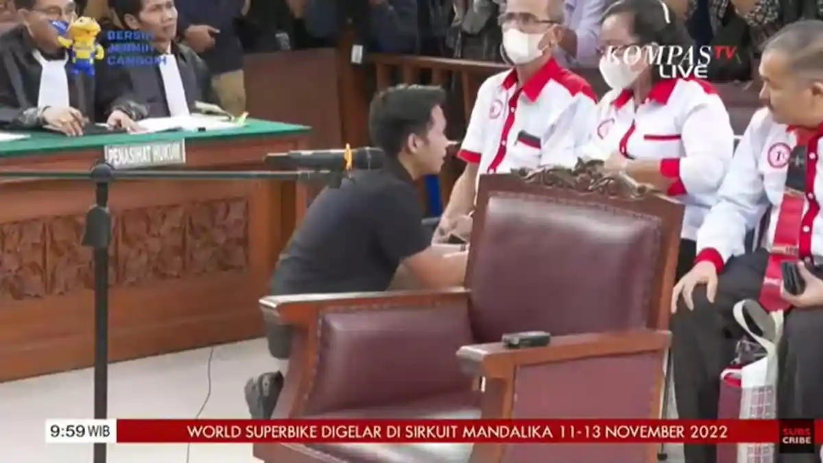 Mata Bharada E Berkaca-kaca, Membungkuk Lalu Cium Tangan Ayah dan Ibu Brigadir J Sambil Minta Maaf