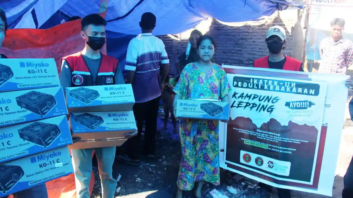 Tim Ikatek Unhas Aktifkan Dapur Korban Kebakaran di Kampung Lepping Makassar, Bantu Kompor dan Gas