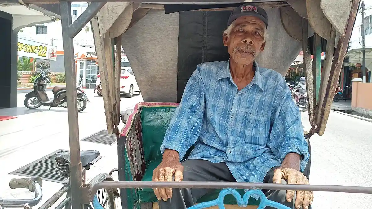 KISAH Anasri, 27 Tahun Jadi Tukang Becak Dayung Keliling, Kini Anaknya Berhasil Lulus S2