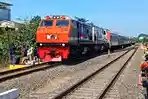KERETA-KLASIK-Warga-antusias-menyambut-kedatangan-ran.jpg