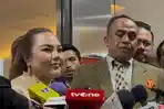 Lisa-Mariana-dan-kuasa-hukumnya-Jhon-Nababan-saat-tiba-di-Bareskrim-Polri.jpg