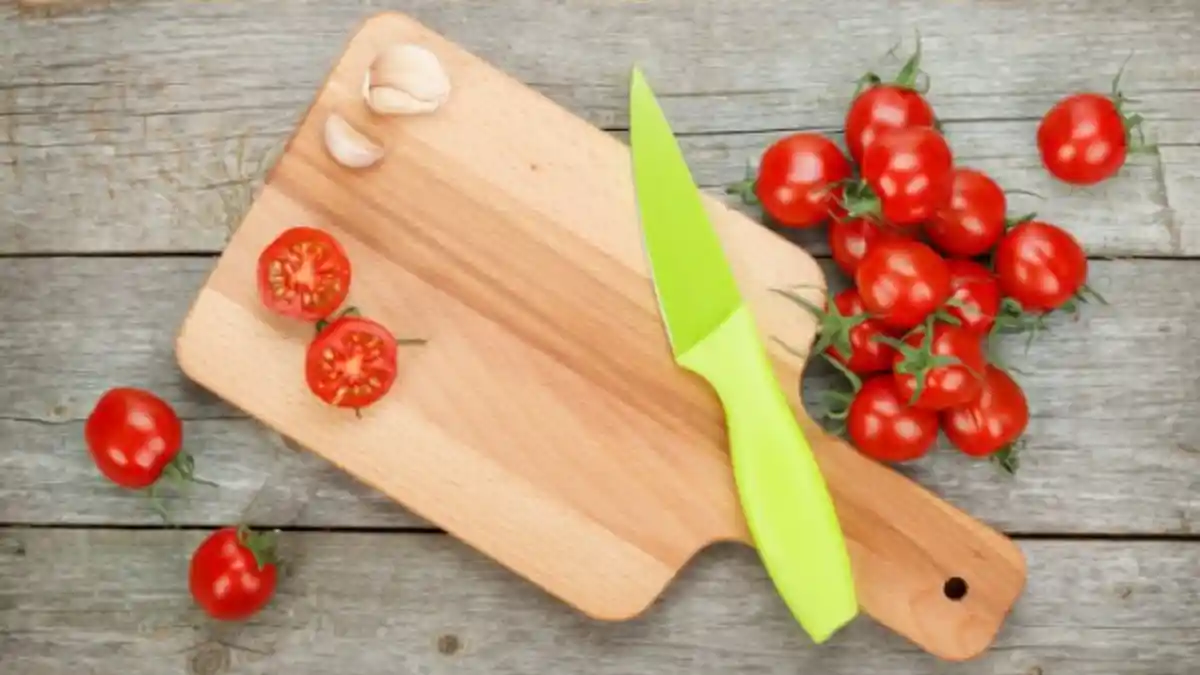 Talenan Kayu Sering Bau dan Berjamur? Begini Cara Mengatasinya