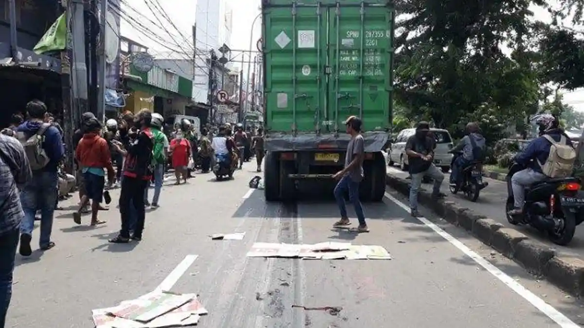 Kecelakaan Maut Pukul 11.30 WIB, Pemotor Wanita Tewas Terlindas Tronton setelah Rem Mendadak