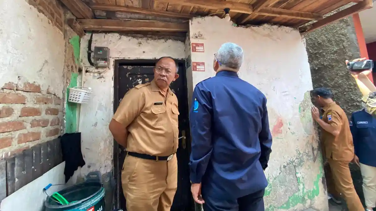 Sekda Cimahi Tinjau Rumah Viral yang Dihuni 46 Jiwa di Cimahi, Kondisinya Dinilai Mengkhawatirkan