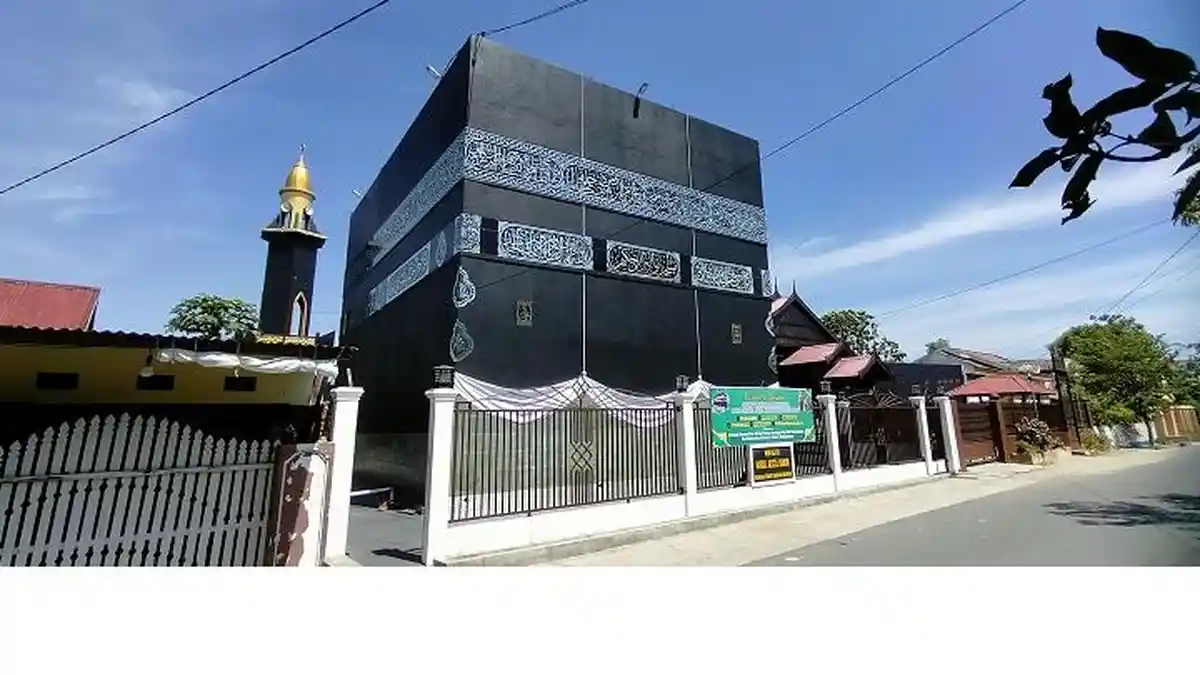 Profil Masjid Nurul Azizil Hakim di Rangas Majene Mirip Ka'bah