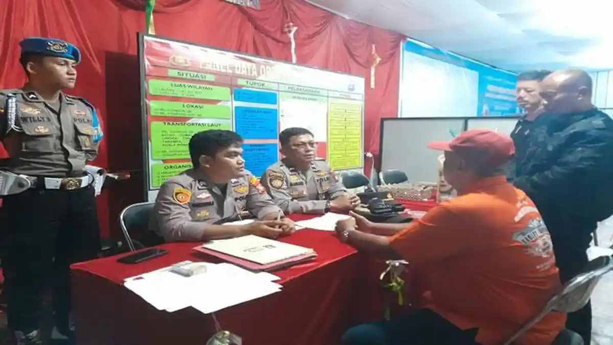 Keluarga Kasi Dinkes Lingga Datangi Posko Informasi Korban Kapal Evelyn Calisca