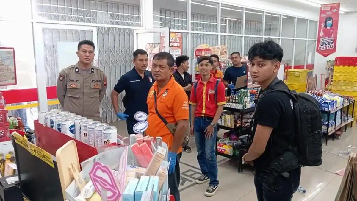 Bobol Atap Ruko, Maling Gasak Rokok dan Susu di Brebes, Gergaji Ditinggal di Lokasi