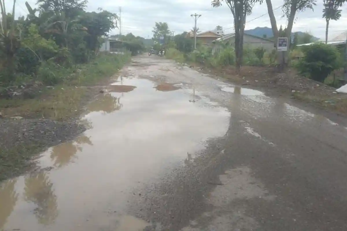 Warga Keluhkan Jalan Bayor Mamuju Tengah Becek dan Tergenang Setelah Hujan