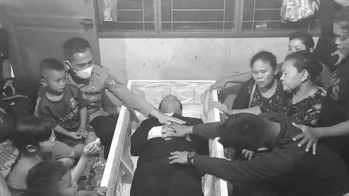 KRONOLOGI Tahanan Diborgol Lepas dari Kawalan Polisi, Kabur Tendang Pintu Mobil, Akhirnya Tewas