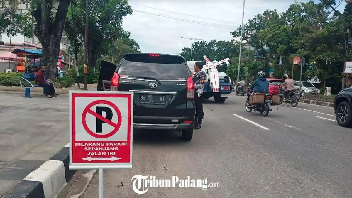 Dishub Kota Padang Tertibkan Kendaraan yang Parkir Sembarangan, Pelanggar Diberi Surat Tilang