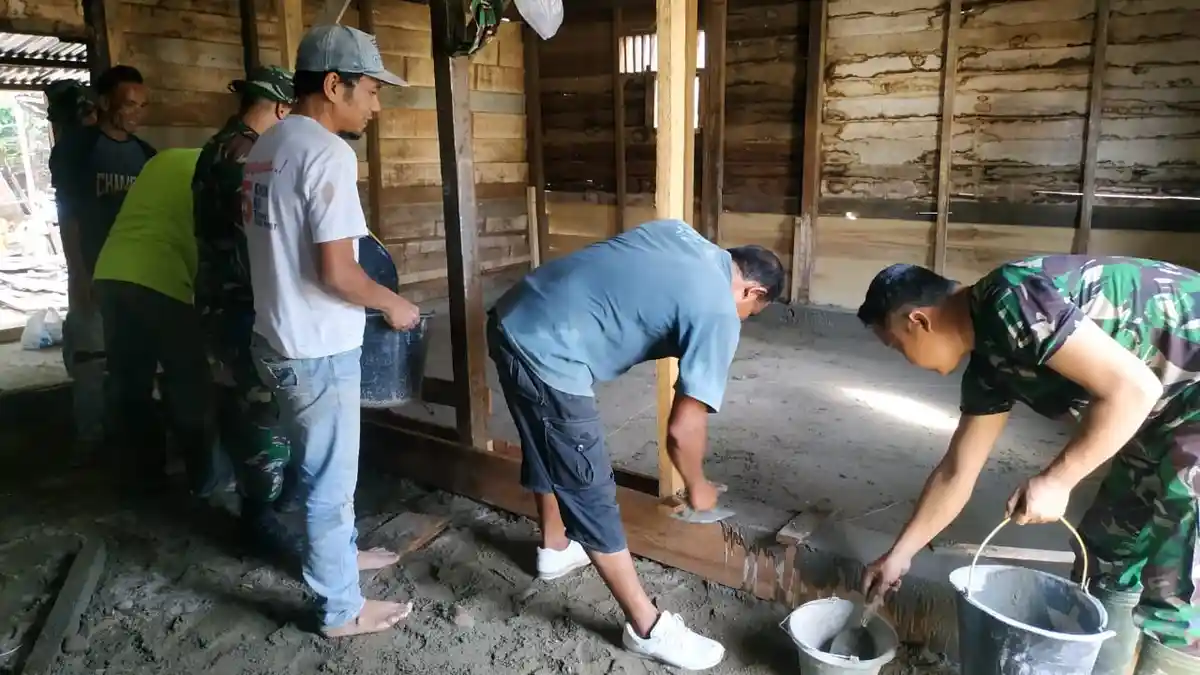 Satgas Pra TMMD Lanjutkan Cor Lantai Rumah