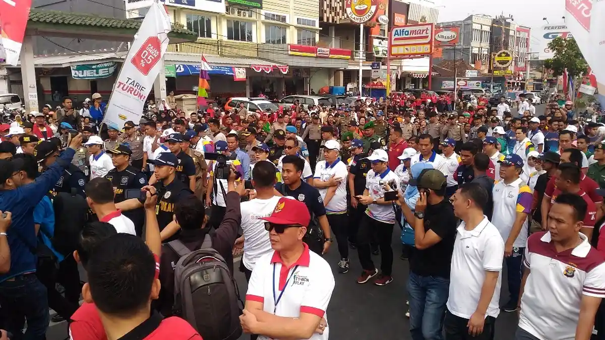 Warga Bandar Lampung Padati Flyover MBK Ikuti  Kirab Obor Asian Games 2018