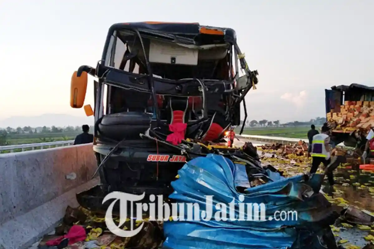 Bus Wisata Siswa SMAN 2 Magelang Hantam Truk Tronton di Tol Ngawi, 1 Tewas 6 Luka dan  . . .
