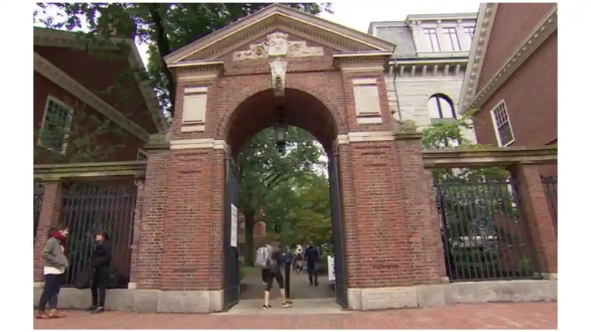 Pemerintahan Trump Ancam Harvard dengan Melarang Mahasiswa Asing