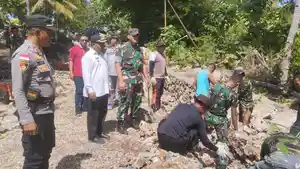 TNI-dan-warga-laksanakan-pekerjaan-peningkatan-jalan-Program-TMMD-ke-120-di-Desa-Lentera.jpg