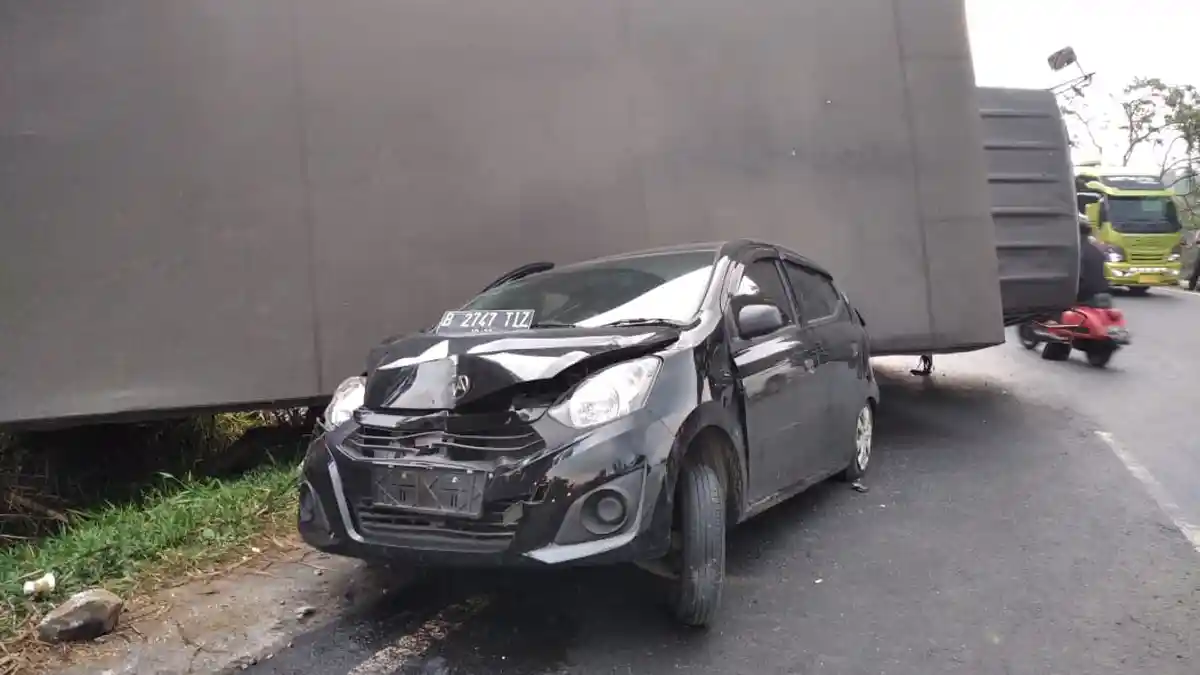 BREAKING NEWS Truk Pengangkut Mie Instan Terguling dan Timpa Mobil Lain di Tanjakan Gentong Tasik