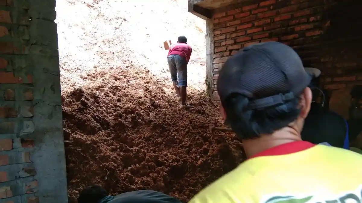 Rumah Katiran Tertimpa Tanah Longsor di Trenggalek saat Hujan Deras di Malam Hari
