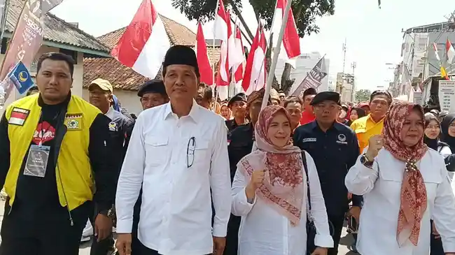 Daftar-Pilkada-Muara-Enim-2024-Paslon-Edison-Sumarni-Pilih-Jalan-Kaki-Datang-ke-Kantor-KPU.jpg