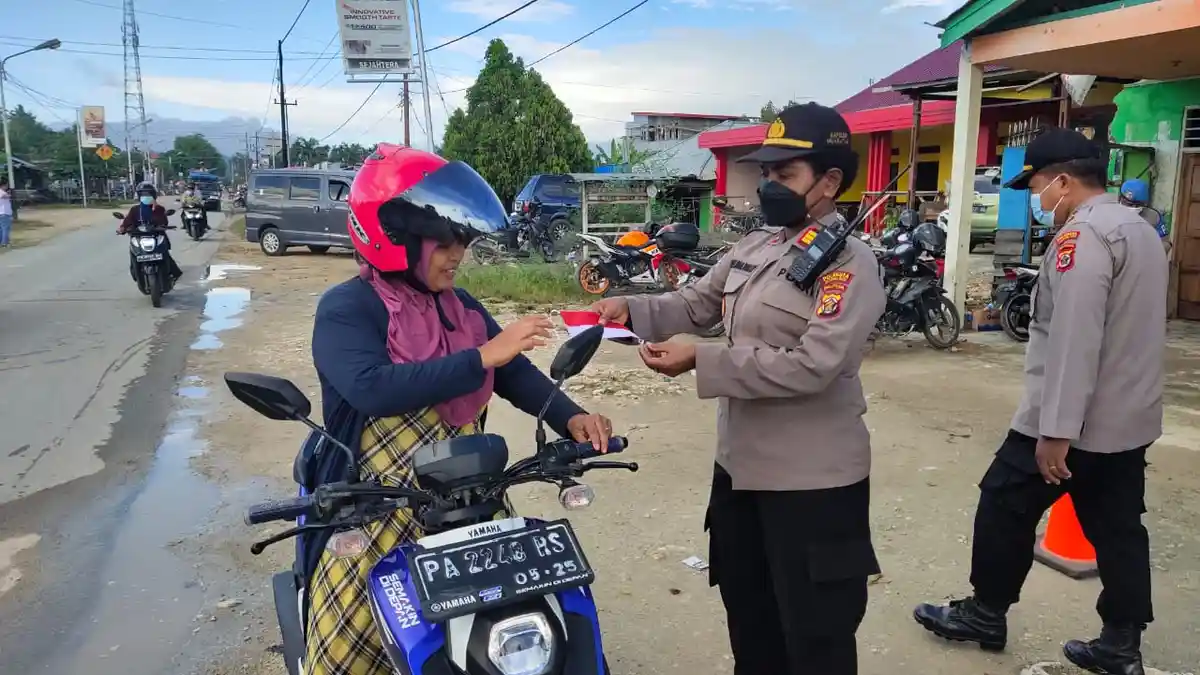 Petugas PPKM Arah Pebatasan RI-PNG Berbagi Masker Kepada Warga