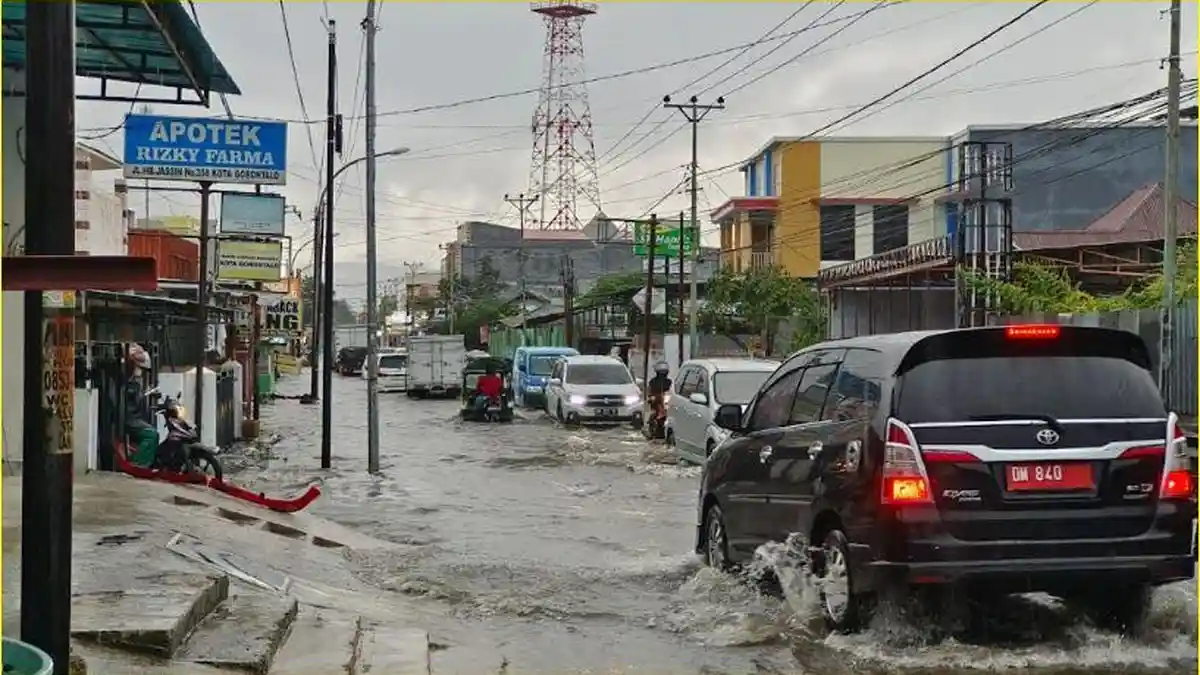Jalan Prof HB Jassin Kota Gorontalo Tergenang Air, Sepeda Motor Warga Tiba-tiba Mati Mesin