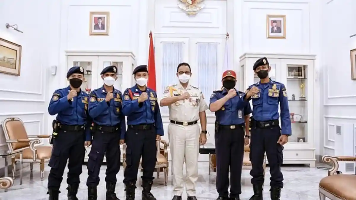 Anies Apresiasi Petugas Damkar yang Rela Bantu Warga Ambil Kartu ATM di Gorong-gorong