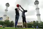 Bermain di Lapangan Rumput Sintetis Alun-alun Kota Bandung