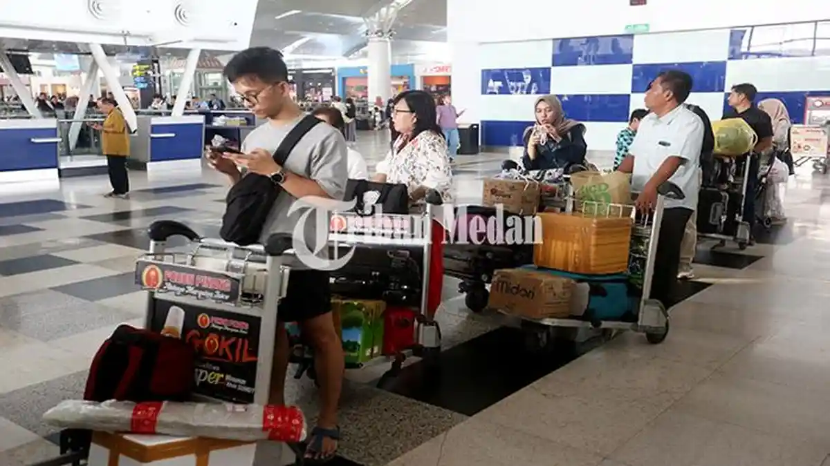 Berita Foto: Puncak Arus Balik di Bandara Kualanamu, Presiden Joko Widodo Ikut Meramaikan - 15042024_ARUS-BALIK_ABDAN-SYAKURO-4.jpg