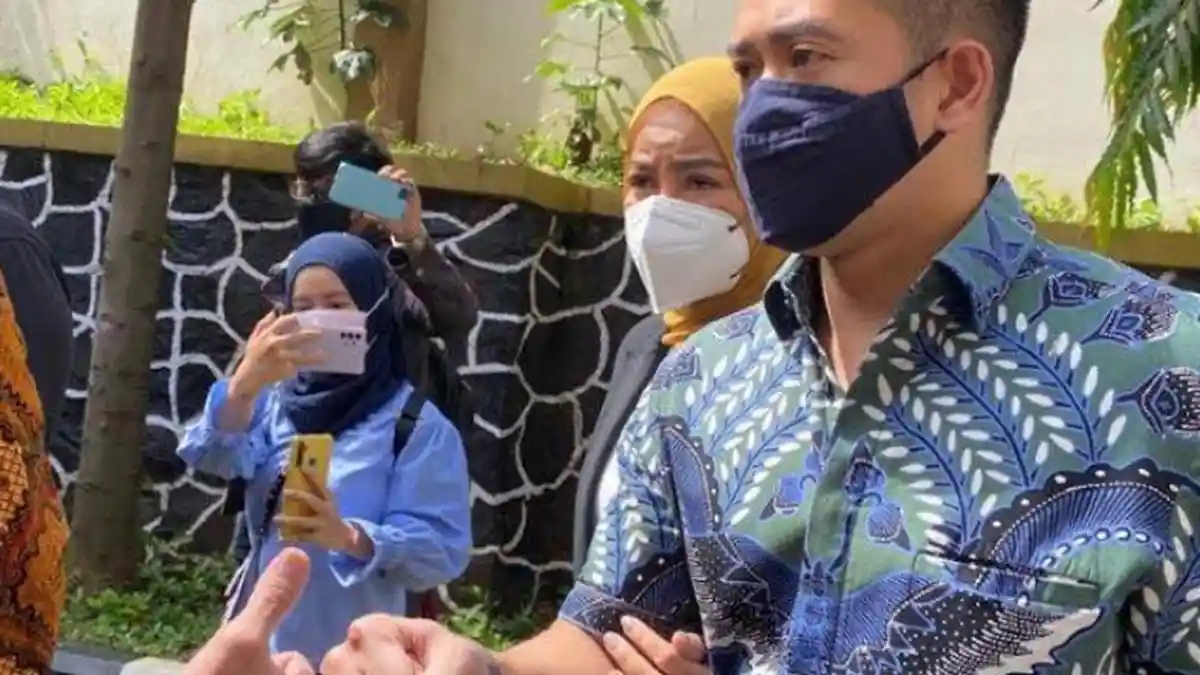 Hadiri Sidang Cerai, Olla Ramlan-Aufar Hutapea Masih Mesra, Berangkulan Hingga Bergandeng Tangan