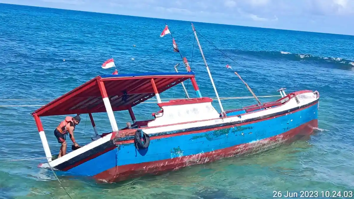 Kapal Nelayan Terdampar di Perairan Sadeng Gunungkidul, Tim SAR Upayakan Evakuasi