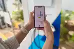 pelanggan-menggunakan-fitur-EV-untuk-pengisian-daya-listrik-lewat-aplikasi-PLN-Mobile.jpg