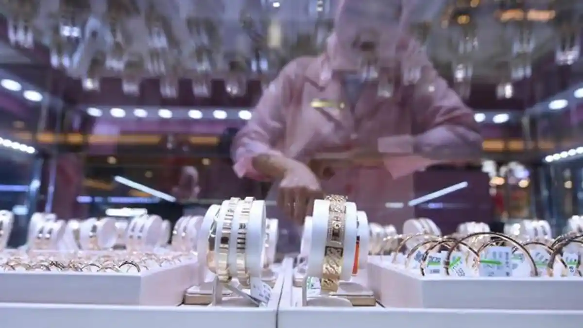 Perhiasan Emas Model Stacking, Bertumpuk Tetap Trendi dan Tampil Elegan