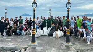 Foto-bersama-PLN-usai-bersih-bersih-di-MBW-Foto.jpg