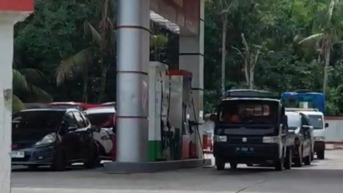 Pasca Kenaikan Harga Pertamax, Antrean Kendaraan di SPBU Poros Karimun Tetap Normal