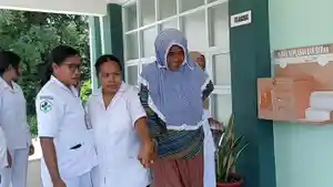 PERAWAT-KELUAR-RUANGAN.jpg