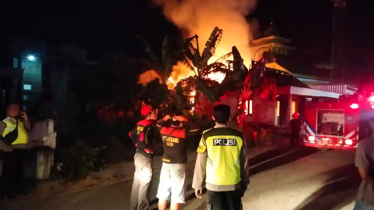 Api Melalap Rumah Nenek di Siman Ponorogo, Semua Harta Benda Ludes, Kerugian Capai Rp500 Juta