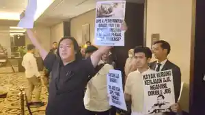 AKTIVIS-GERUDUK-RAPAT-RUU-TNI-DI-HOTEL-FAIRMONT.jpg