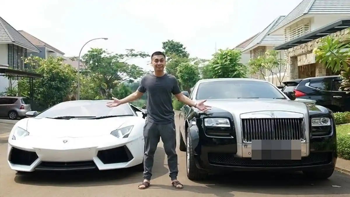 Panjat Lamborghini Raffi Ahmad, Ekspresi Raditya Dika Jadi Sorotan, Netter: Takut Ngerusak Mobilnya?
