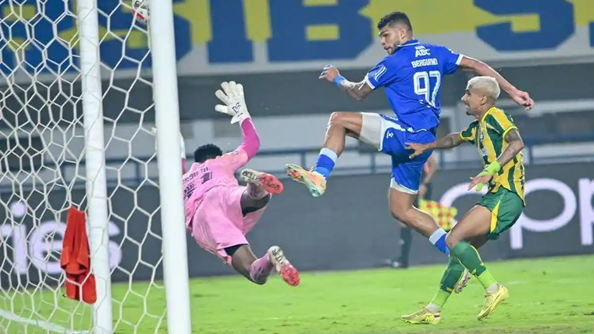 Santer Kabar Kiper Rp 2,17 M Idaman Bobotoh Angkat Kaki dari 1 Tim, Persib Bandung Coba Gaet?