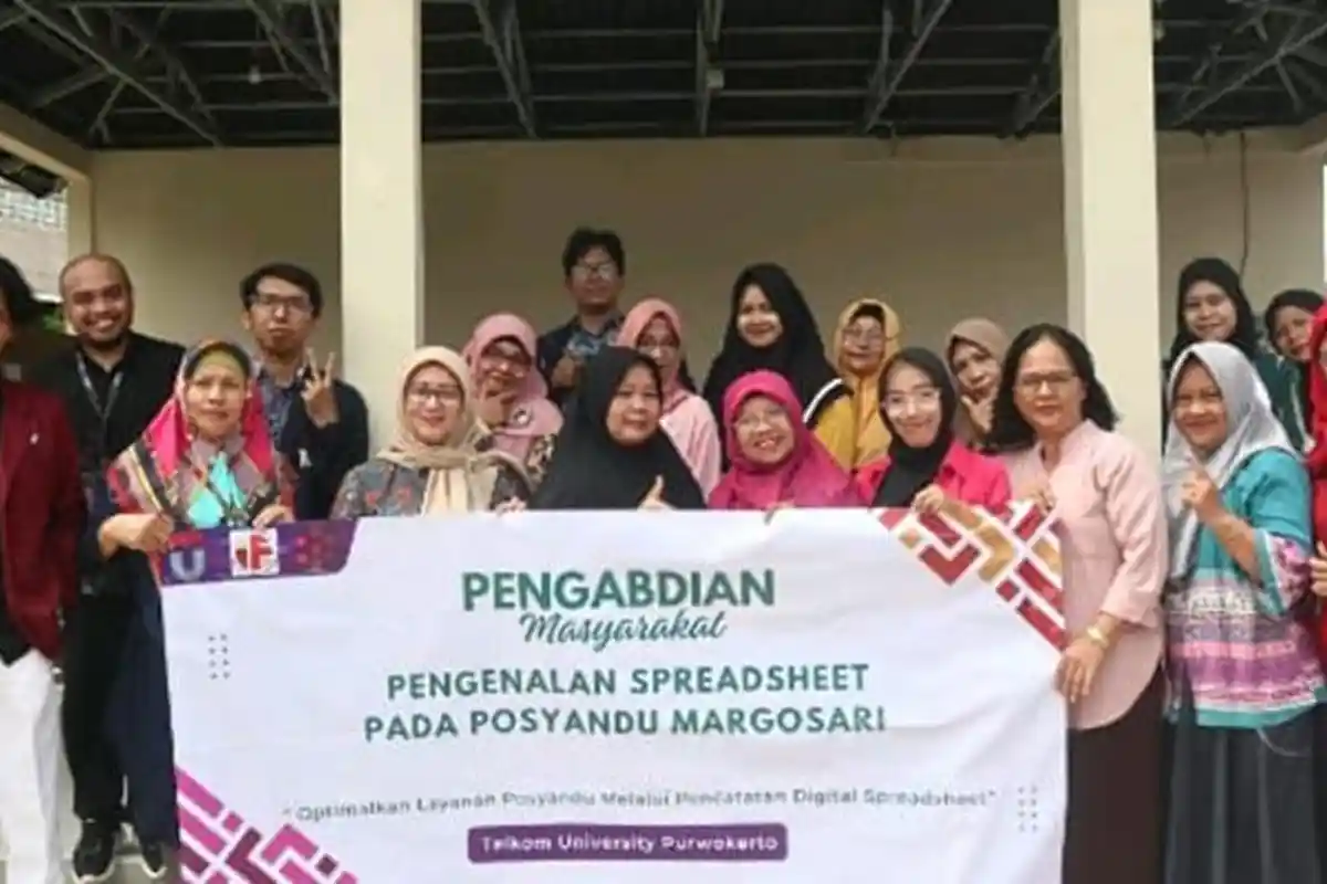 Transformasi Digital di Margosari: Telkom University Purwokerto Dukung Kader Posyandu Go Digital