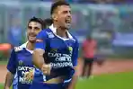 striker-persib-bandung-juan-carlos-belencoso-selebrasi-setelah-membobol-gawang-surabaya-united.jpg