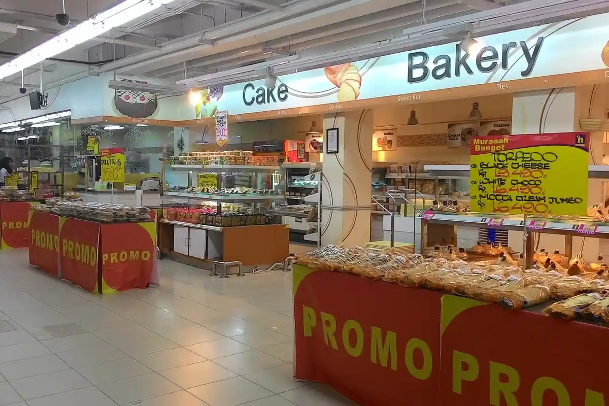 Sambut Hari Kemerdekaan, Hypermart Lampung Suguhkan Cake Merah Putih Sepanjang 11 Meter